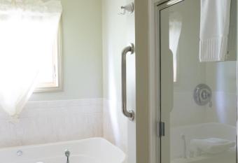 The Inn at Stockbridge has rooms with a private hot tub