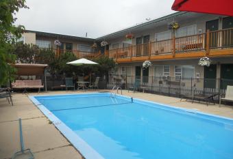 Lazy Bear Lodge allows 18 year olds to book a room