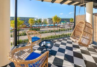 Ocean el Faro Resort - All Inclusive has rooms with a private hot tub