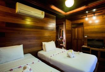 Ruen Come In has rooms with a private hot tub