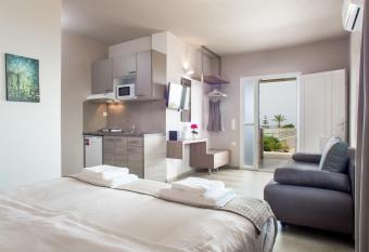 Evelyn Hotel has Balcony rooms