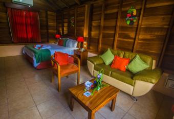 Hotel Campo Verde has rooms with a private hot tub