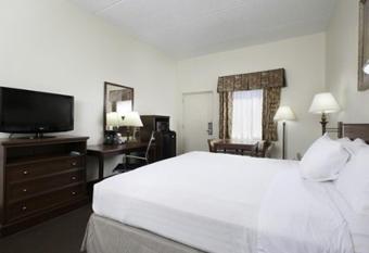 Quality Inn Weeki Wachee has rooms with a private hot tub