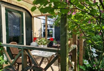 Little Get-A-Way Hellevoetsluis has Balcony rooms