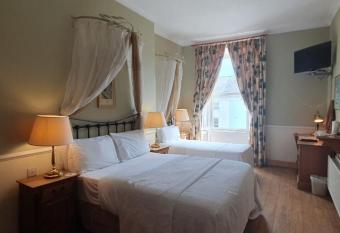 The Old Bank Bruff Townhouse has rooms with a private hot tub