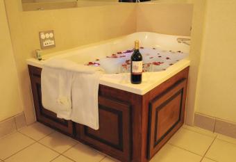 Country Inn Ontario has rooms with a private hot tub