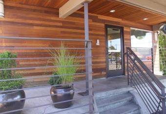 Aladdin Inn & Suites allows 18 year olds to book a room