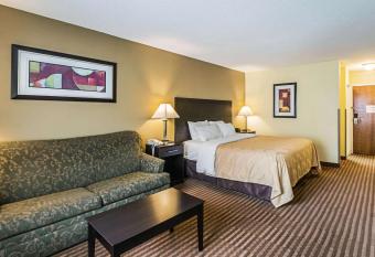 Quality Inn & Suites Frostburg-Cumberland has rooms with a private hot tub