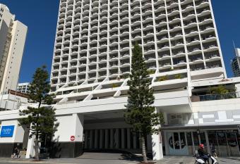 High Floor Ocean View at Surfers Paradise - Hotel Studio allows 18 year olds to book a room