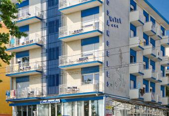 Hotel Los Angeles - Fronte mare allows 18 year olds to book a room