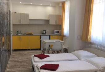 K  lvin Vend  gszob  k allows 18 year olds to book a room