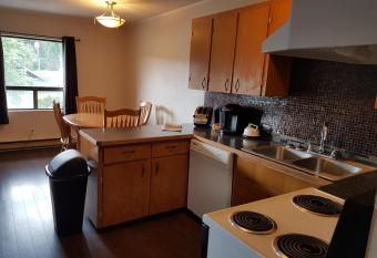 INDOOR COMFORT IN AN OUTDOOR PARADISE Sleeps 4- 5 Min to Golf & Ski allows 18 year olds to book a room