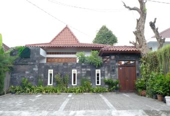 Puri Langenarjan Guest House allows 18 year olds to book a room