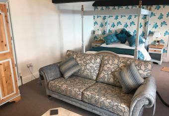 Three Queens Hotel allows 18 year olds to book a room