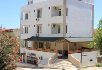 Ozge Pansiyon allows 18 year olds to book a room