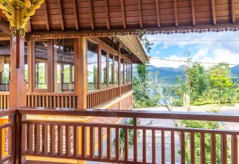 The Garuda Villa and Restaurant has Balcony rooms