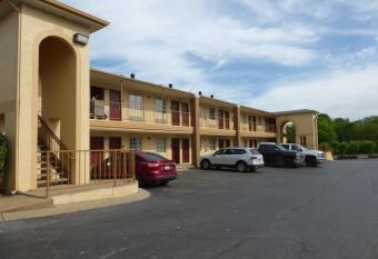 Red Roof Inn Columbia, TN has Smoking rooms