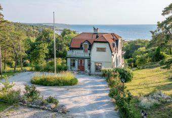 Villa Lullyhill has Balcony rooms