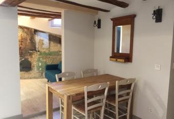 Apartamento Ma  ueta allows 18 year olds to book a room