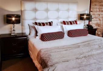 Ashwood Groenvlei Boutique Hotel has rooms with a private hot tub