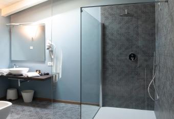 K-Farm has rooms with a private hot tub