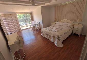 The Cottage on George Street has Balcony rooms