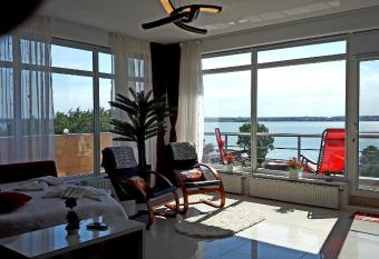 DreamView Mamaia SummerApt allows 18 year olds to book a room