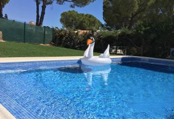 Villa Zen has rooms with a private hot tub