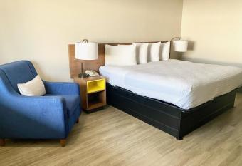 Days Inn by Wyndham Ardmore has Balcony rooms