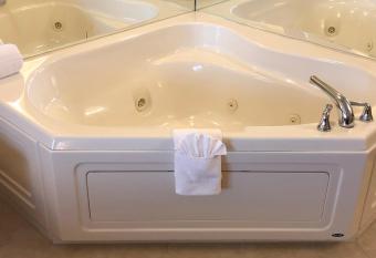 AmericInn by Wyndham Iron Mountain has rooms with a private hot tub