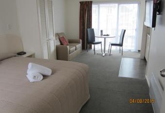 755 Regal Court Motel has rooms with a private hot tub