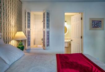 Auld Holland Inn has rooms with a private hot tub