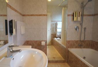 Cornwall Park Motor Inn has rooms with a private hot tub