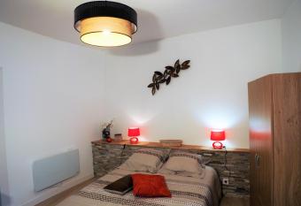 Studio moderne, hypercentre de Cholet, arriv  e autonome ! allows 18 year olds to book a room