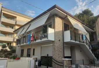 Casa vacanze a due passi dal mare has Balcony rooms