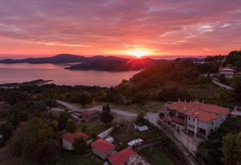 Pandion Luxury Boutique Hotel & Suites with Spa has rooms with a private hot tub