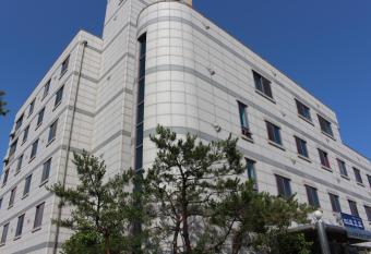 Hotel Parkwood Incheon Airport allows 18 year olds to book a room