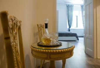 Natalie s Apartment has rooms with a private hot tub