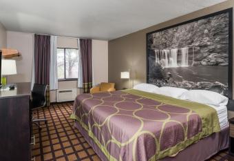 Super 8 by Wyndham Munfordville KY allows 18 year olds to book a room