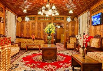 Dal Lake Heritage Houseboat New Manila allows 18 year olds to book a room