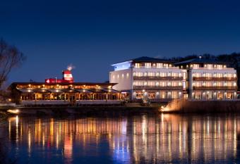 Riverside Hotel has Balcony rooms