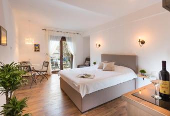 Delightful Studio Sara has Balcony rooms