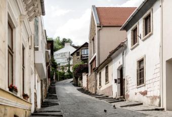 Gul Baba Saray Apartments allows 18 year olds to book a room