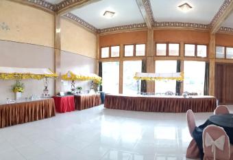 Hotel Nadia Bromo allows 18 year olds to book a room