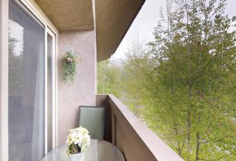 Elkhorn Escape has Balcony rooms