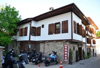 Yorganc  oglu Konak allows 18 year olds to book a room