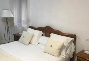 Chambre du couvent allows 18 year olds to book a room