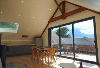 G  te clair, spacieux et cosy avec vue sur le massif de la Chartreuse allows 18 year olds to book a room