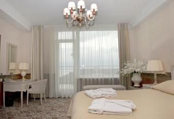Baltic Beach Hotel & SPA has rooms with a private hot tub