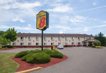 Super 8 by Wyndham Sidney NY has Balcony rooms